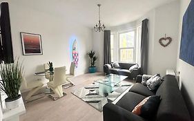 The City Surfer Apartment - By Coastline Retreats - Parking Included - Sleeps 5 - City Centre
