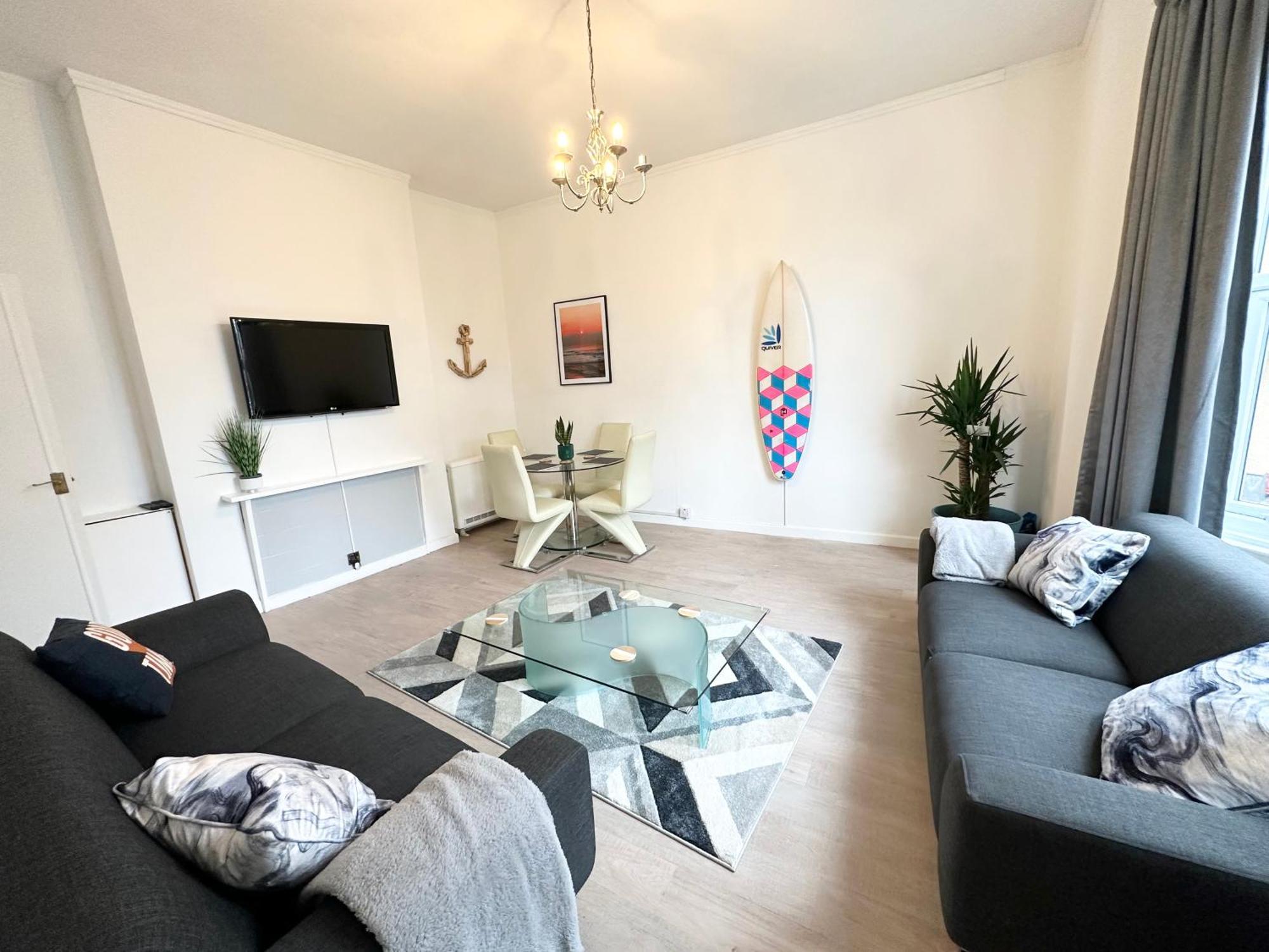 The City Surfer Apartment - By Coastline Retreats - Parking Included - Sleeps 5 - City Centre Bournemouth Exterior photo