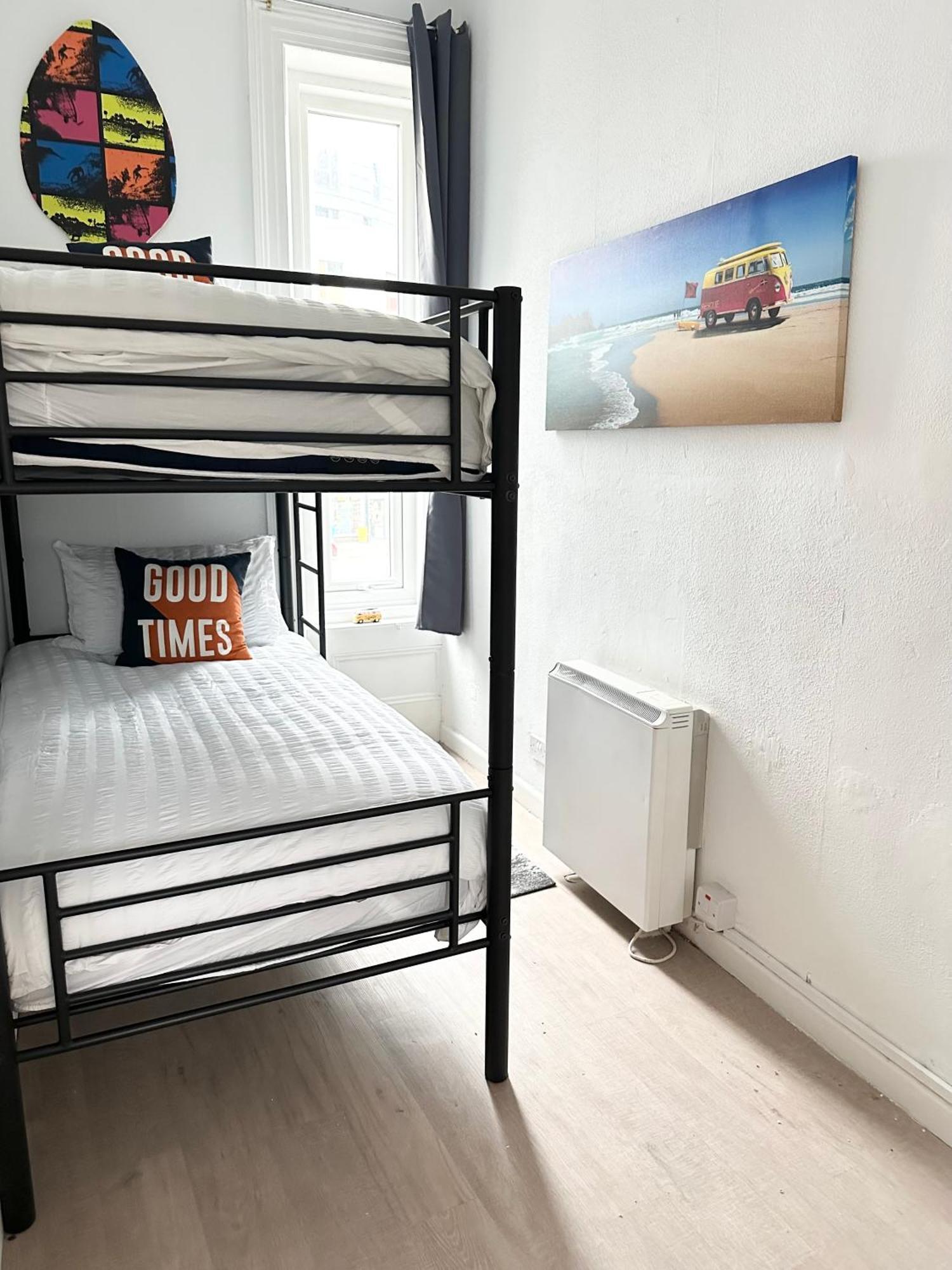The City Surfer Apartment - By Coastline Retreats - Parking Included - Sleeps 5 - City Centre Bournemouth Exterior photo