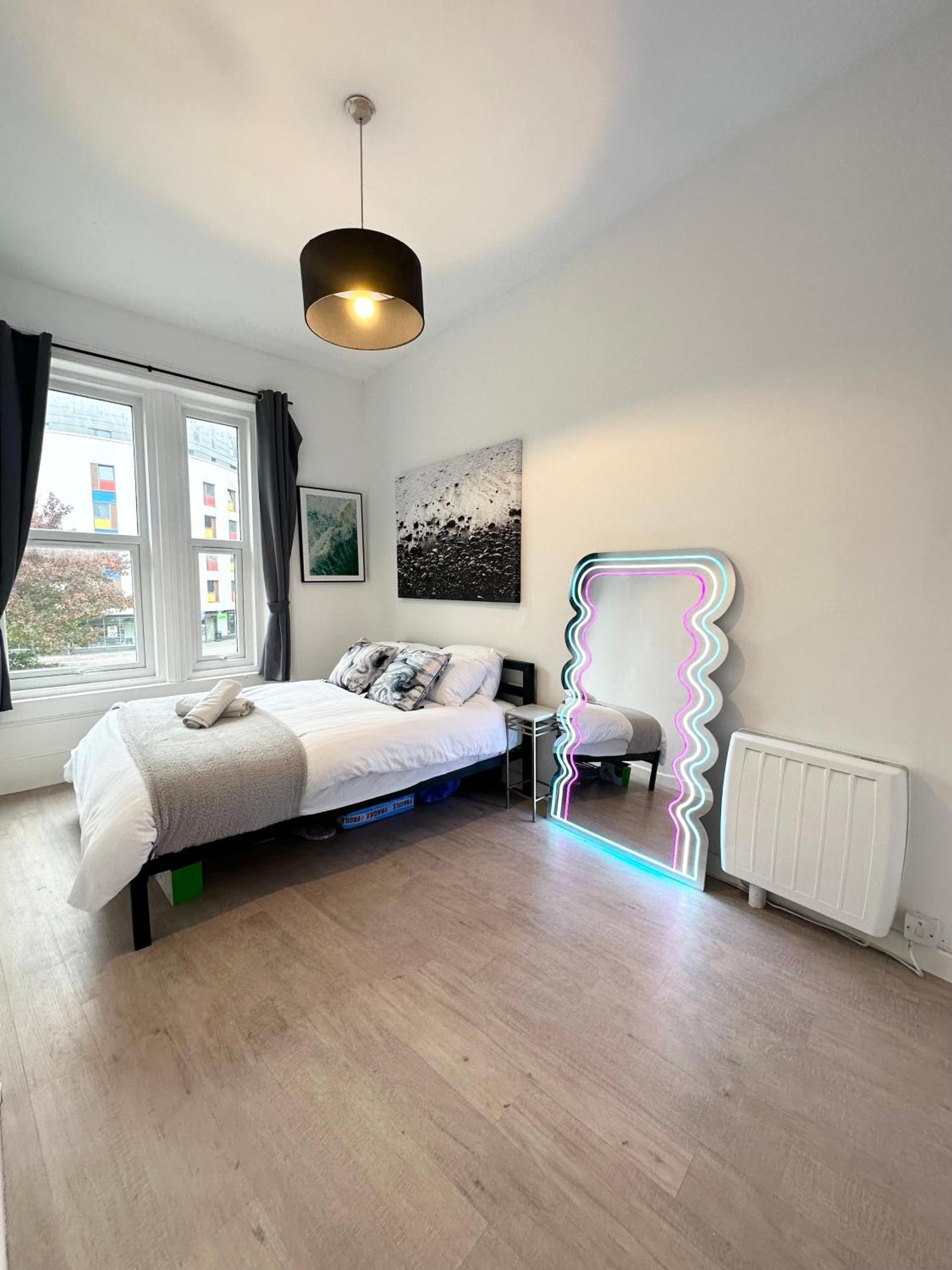 The City Surfer Apartment - By Coastline Retreats - Parking Included - Sleeps 5 - City Centre Bournemouth Exterior photo