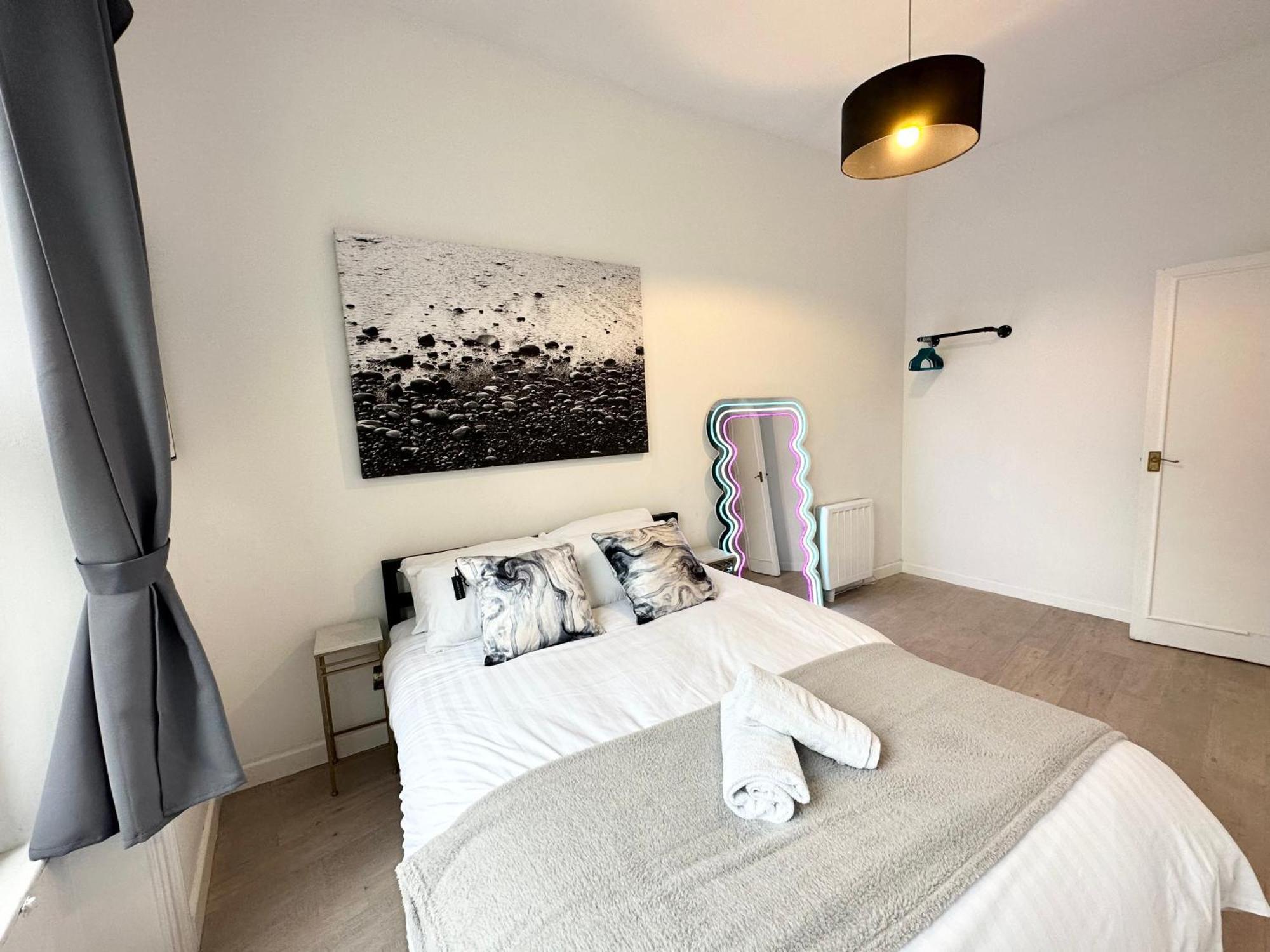 The City Surfer Apartment - By Coastline Retreats - Parking Included - Sleeps 5 - City Centre Bournemouth Exterior photo