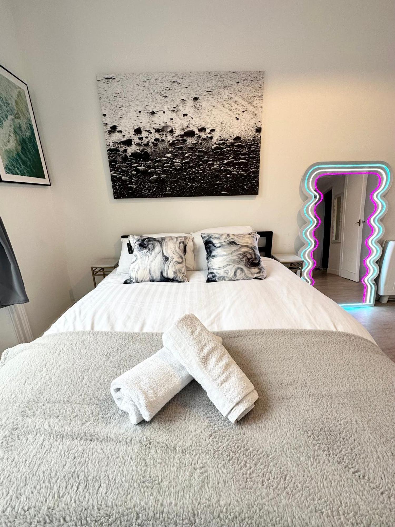 The City Surfer Apartment - By Coastline Retreats - Parking Included - Sleeps 5 - City Centre Bournemouth Exterior photo