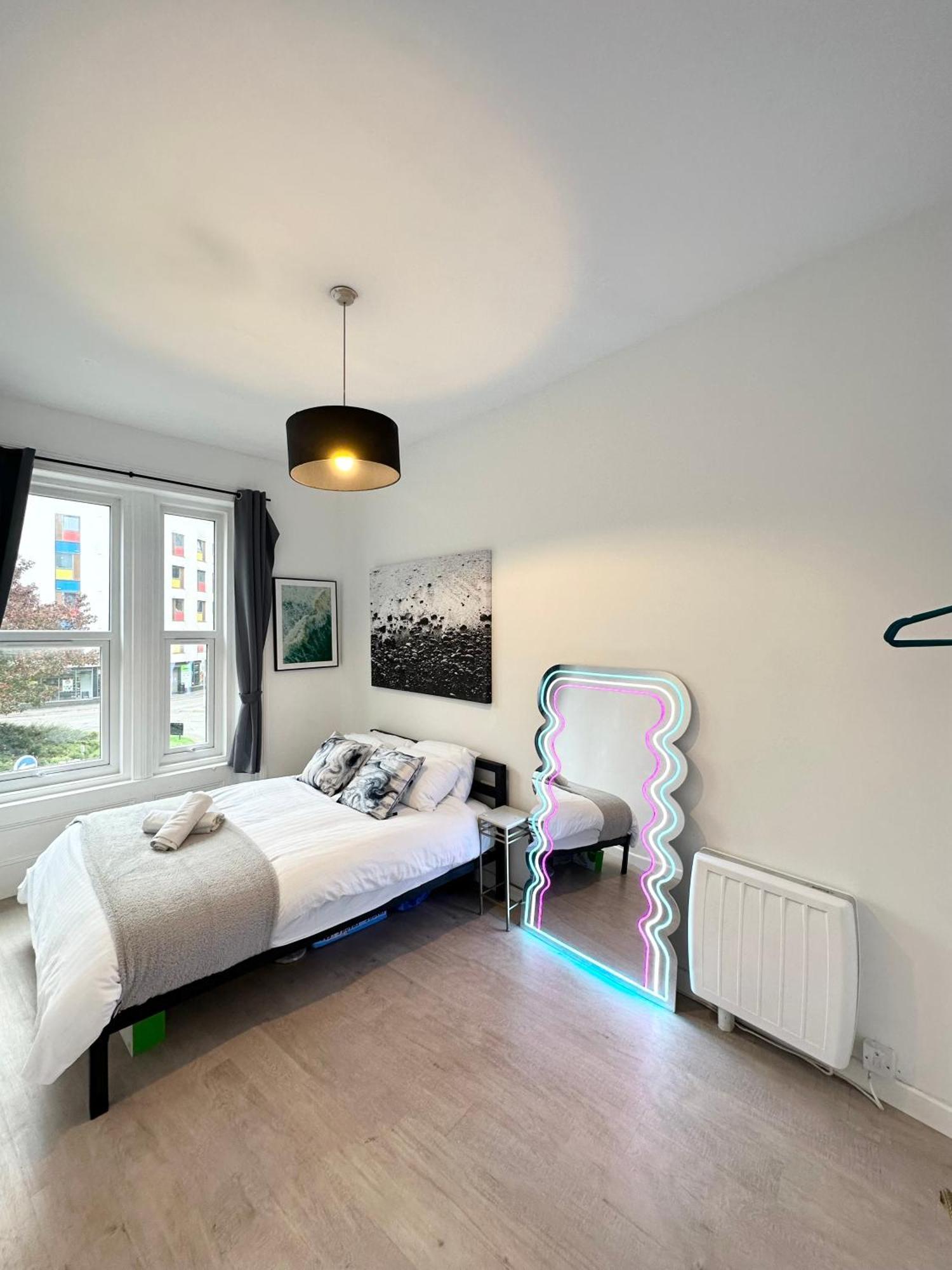The City Surfer Apartment - By Coastline Retreats - Parking Included - Sleeps 5 - City Centre Bournemouth Exterior photo