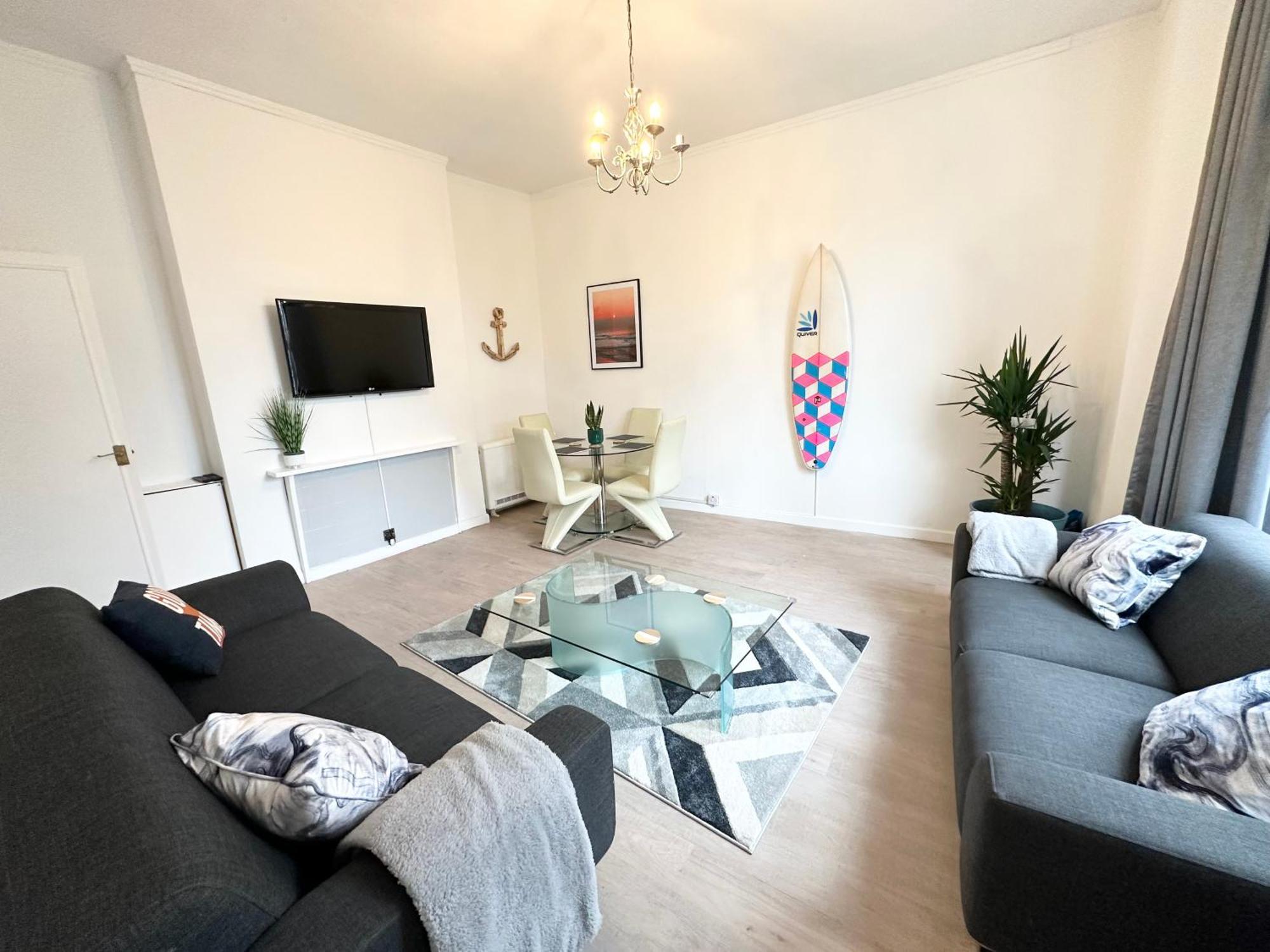 The City Surfer Apartment - By Coastline Retreats - Parking Included - Sleeps 5 - City Centre Bournemouth Exterior photo