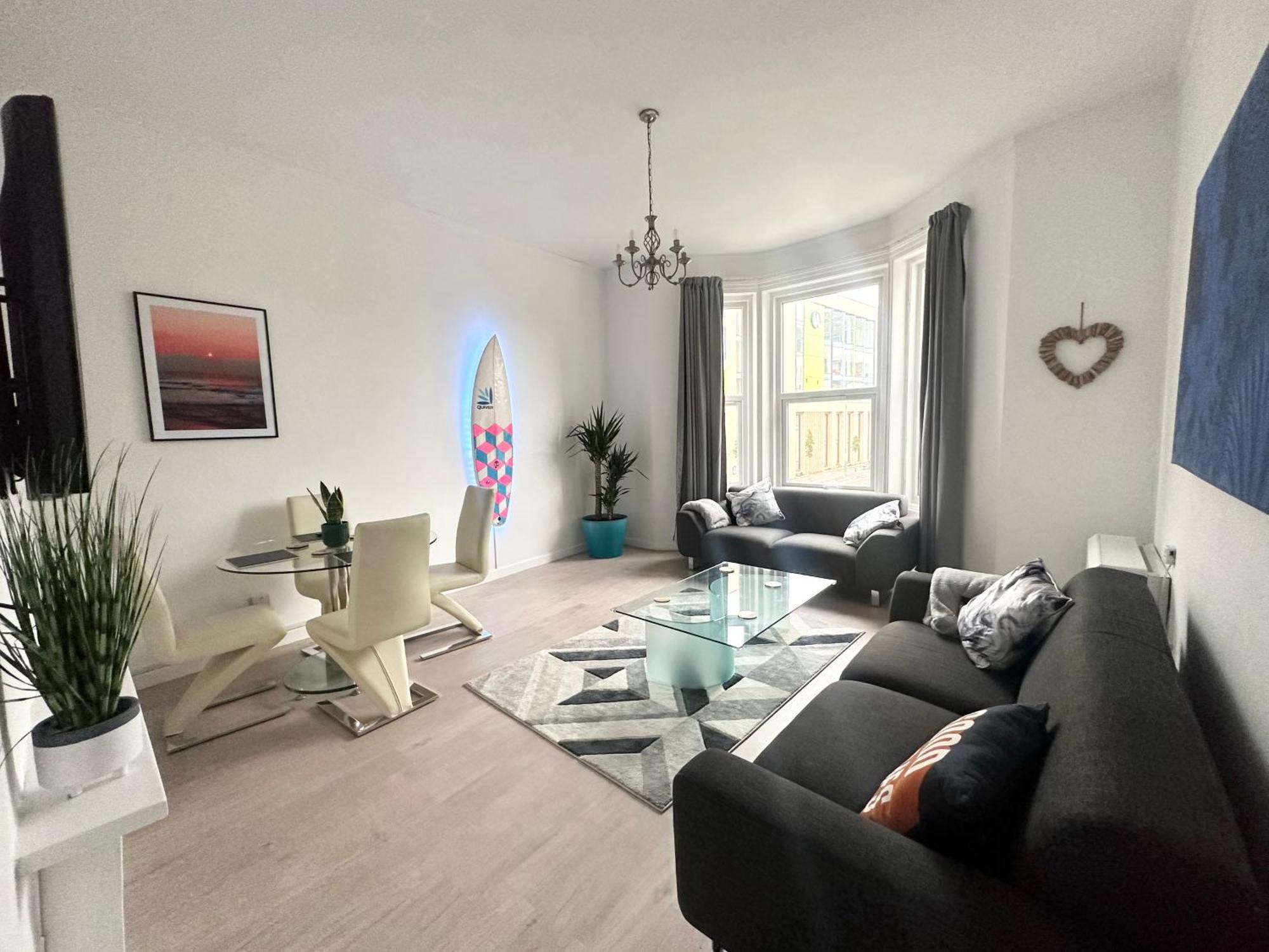 The City Surfer Apartment - By Coastline Retreats - Parking Included - Sleeps 5 - City Centre Bournemouth Exterior photo
