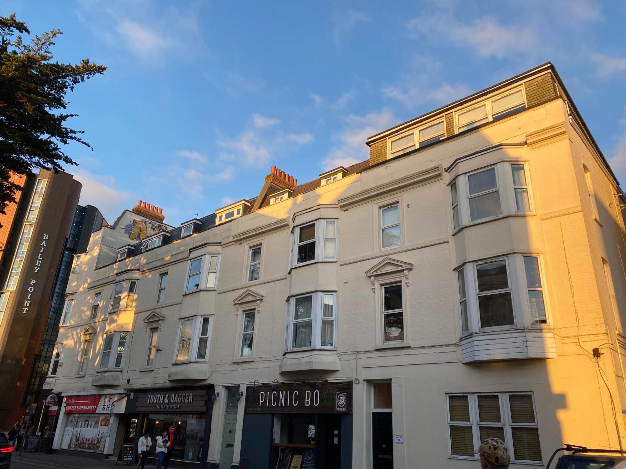 The City Surfer Apartment - By Coastline Retreats - Parking Included - Sleeps 5 - City Centre Bournemouth Exterior photo